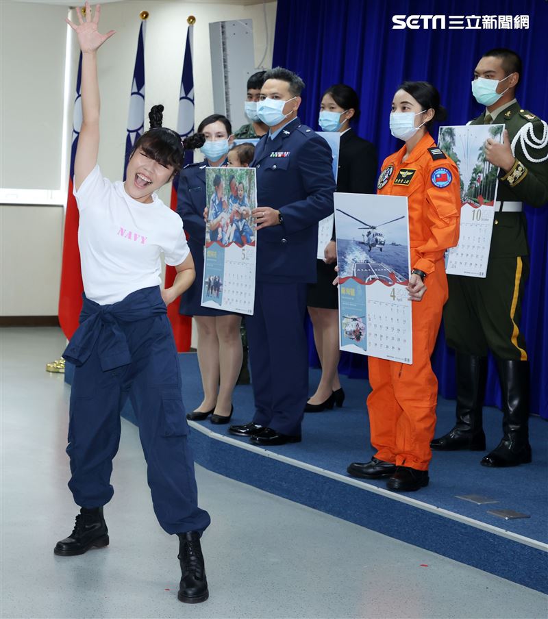 海軍反潛航空大隊陳以欣上士(7月份形象月曆代表)。（記者邱榮吉/攝影）      