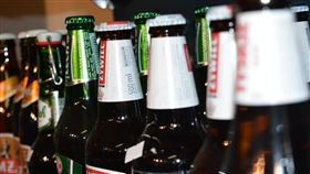 名網友苦於有酒卻沒開罐器及其他可開罐工具，因此上網求助「能將瓶蓋打開的方法」，意外收到眾多不用開罐器就能開酒的小秘訣，引發討論。（圖／翻攝自免費圖庫pexels）