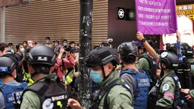 香港反送中示威　警方舉旗警告已違國安法1日下午3時30分左右，銅鑼灣一帶還有一批示威者沒有離去，他們高叫「時代革命光復香港」口號，防暴警察舉起紫旗，警告他們已經違反國安法。中央社記者張謙香港攝　109年10月1日