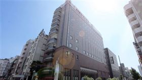 花園皇宮飯店沒有發生火災，消防設備卻突然啟動，竄出濃煙。（圖／翻攝自花園皇宮飯店官網）