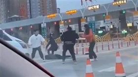 ▲男子在停車場10秒KO兩名黑衣男子。（圖／截取自微博影片）