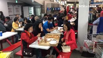 防疫鬆懈？賣場用餐區擁擠沒隔板