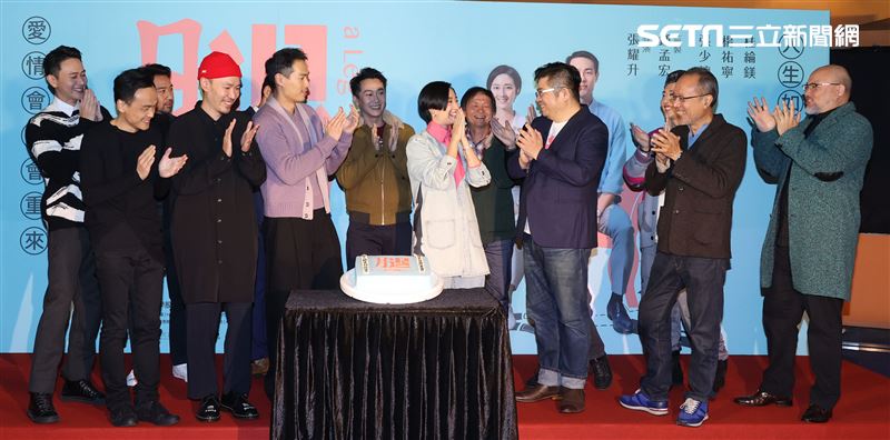 「腿」電影首映會所有演員幫桂綸鎂慶生。（記者邱榮吉/攝影）