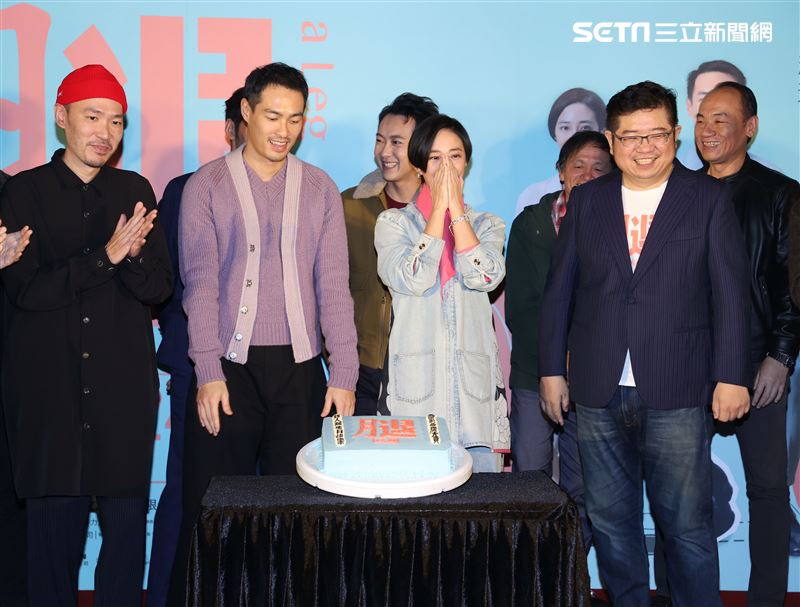 「腿」電影首映會所有演員幫桂綸鎂慶生。（記者邱榮吉/攝影）