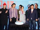 「腿」電影首映會所有演員幫桂綸鎂慶生。（記者邱榮吉/攝影）