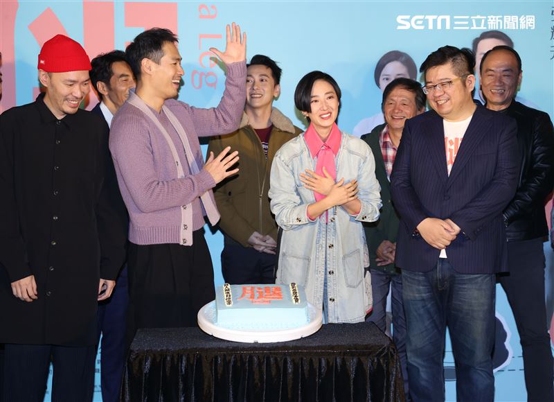 「腿」電影首映會所有演員幫桂綸鎂慶生。（記者邱榮吉/攝影）