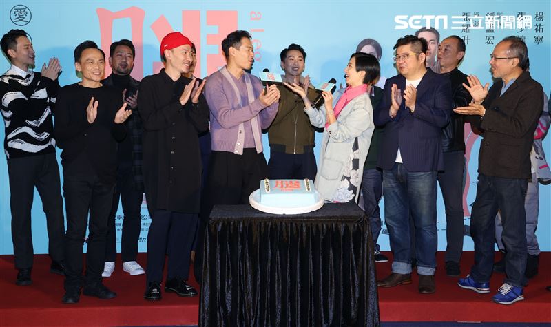 「腿」電影首映會所有演員幫桂綸鎂慶生。（記者邱榮吉/攝影）