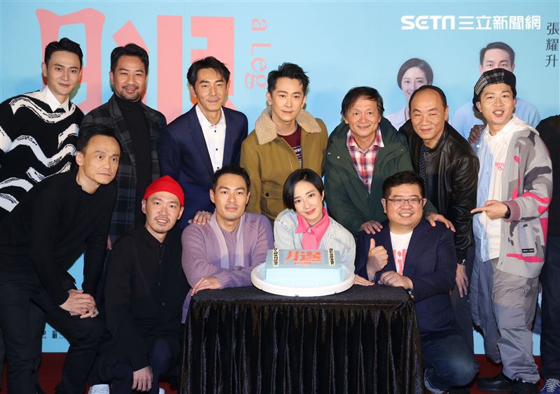 「腿」電影首映會所有演員幫桂綸鎂慶生。（記者邱榮吉/攝影）