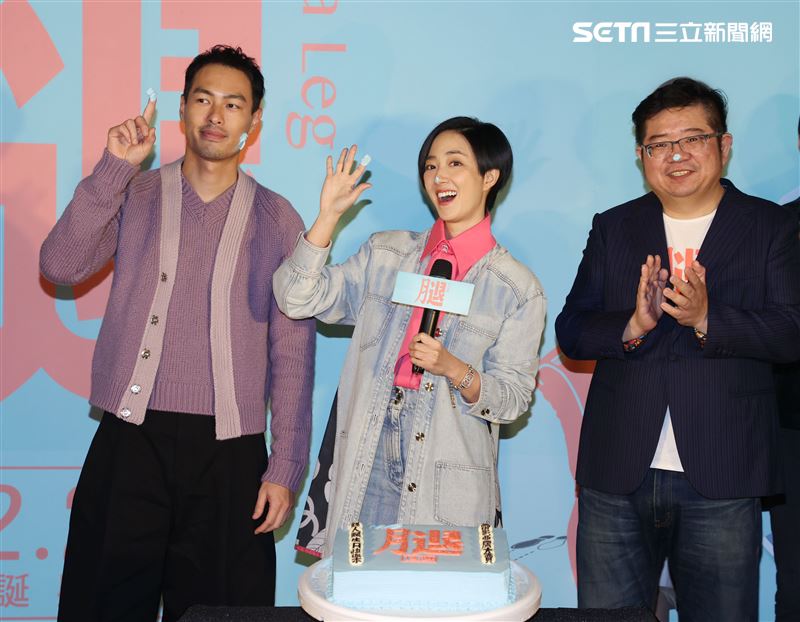 「腿」電影首映會所有演員幫桂綸鎂慶生。（記者邱榮吉/攝影）