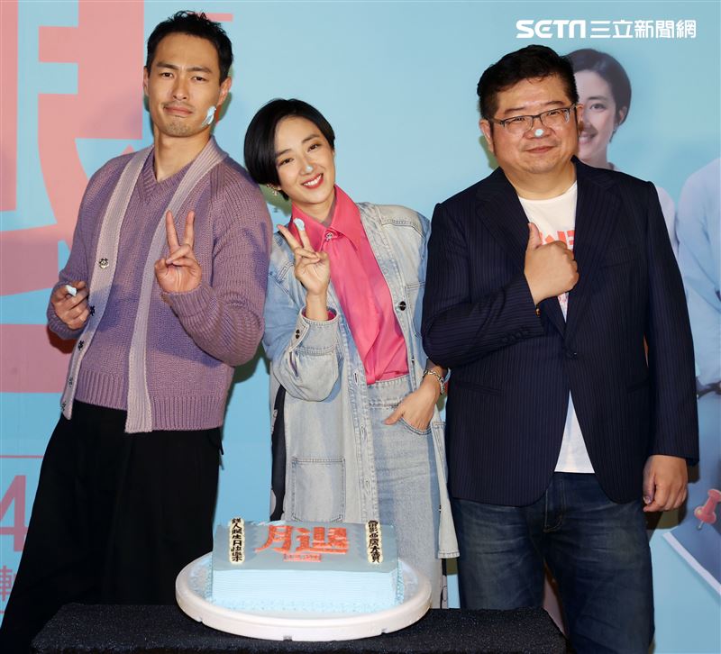 「腿」電影首映會所有演員幫桂綸鎂慶生。（記者邱榮吉/攝影）