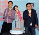 「腿」電影首映會所有演員幫桂綸鎂慶生。（記者邱榮吉/攝影）