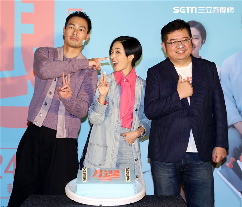 「腿」電影首映會所有演員幫桂綸鎂慶生。（記者邱榮吉/攝影）