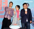 「腿」電影首映會所有演員幫桂綸鎂慶生。（記者邱榮吉/攝影）