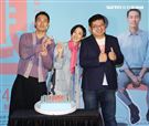 「腿」電影首映會所有演員幫桂綸鎂慶生。（記者邱榮吉/攝影）