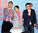 「腿」電影首映會所有演員幫桂綸鎂慶生。（記者邱榮吉/攝影）