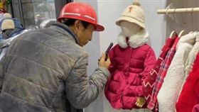 ▲大叔為孫女看棉衣，遠遠的拍照怕弄髒新衣。（圖／翻攝周瑾微信）