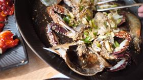 「하얀트리HayanTree」在吃螃蟹吃到飽時，發現螃蟹上有飯粒，質疑店家將剩菜送上桌。（圖／翻攝自하얀트리HayanTree粉絲專頁） 