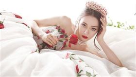 迪麗熱巴出席「星光大賞」。（圖／翻攝自嘉行迪麗熱巴工作室微博）