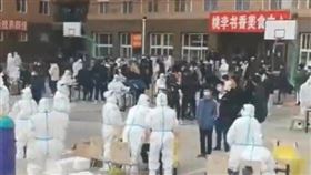 中國遼寧省大連市本土疫情持續擴散，大連海洋大學22日停課封管，禁止學生外出。大批防疫人員進駐展開校內進行全員核酸檢測。（圖取自微博網頁weibo.com）