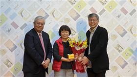 金石堂公布年度風雲作家　龍應台獲選金石堂公布年度風雲人物名單，其中風雲作家由今年出版新作「大武山下」的龍應台（中）奪下，龍應台說，在出版業都近乎慘澹經營的時代，依然有這麼多的出版人堅持推出多元書籍，讓她很感動。中央社記者陳秉弘攝  109年12月22日