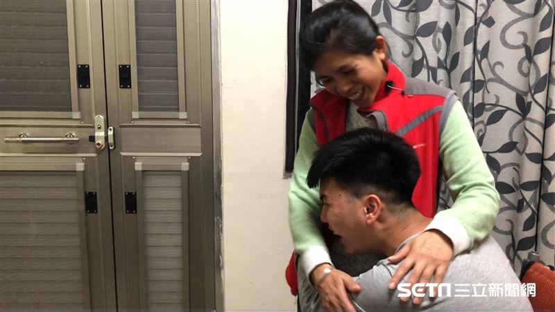 打工遭酒駕撞癱　孝子抱母：想站起來