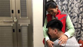打工遭酒駕撞癱　孝子抱母：想站起來