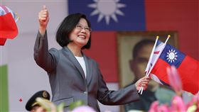 蔡英文拿國旗(總統府提供)