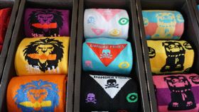 呂厝文創襪有巧思　金門社區動起來行銷村落金門縣金沙鎮呂厝社區發展協會透過製造文創襪，讓社區動起來，並計畫以花帔屋為專賣店，不但增加就業機會，更行銷呂厝。圖為充滿金門意象圖案的文創襪。中央社記者黃慧敏攝  109年12月23日