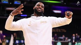 湖人賽前舉辦冠軍戒頒發儀式。（圖／翻攝自湖人官方推特）