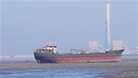 貨輪擱淺彰化伸港成打卡景點　海灘漲潮易受困東海696貨輪擱淺在彰化伸港鄉外海，成為民眾打卡拍照景點，不過海巡人員指出，當地屬危險水域，先前就有外縣市民眾要來拍照，卻發現海水漲潮已無退路，向海巡消防人員求救，也有民眾開車進入海灘地，車子卻卡在泥裡，動彈不得。中央社記者吳哲豪彰化攝　109年12月23日