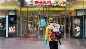 確診機師曾前往  新光三越天母店周邊消毒（1）紐籍機師確診武漢肺炎，且於可傳染期間曾赴多處活動，包含12月8日上午11時30分至12時30分曾在新光三越台北天母店等；22日下午新光三越周邊環境已有北市府環保局人員加強進行消毒作業。中央社記者郭日曉攝  109年12月22日