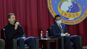 無國界記者組織：因應訊息戰 媒體專業獨立是關鍵無國界記者組織（RSF）東亞辦事處代表艾瑋昂（左）22日參與國防安全研究院「中共影響戰的全球發展與在地演變」研討會時說，因應不實訊息等訊息戰，確保媒體獨立性、專業性與可信度是關鍵。（國防院提供）中央社記者陳韻聿傳真 109年12月22日