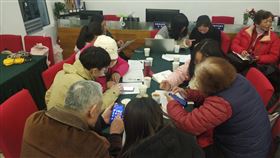 上海公益咖啡館提供老年人智慧型手機教學上海服務老年人的公益咖啡館「溢．咖啡」內，定期舉辦手機教學課，幫助老人適應現代生活，也克服對學習的恐懼。中央社記者張淑伶上海攝  109年12月23日