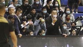 PLG籃賽防疫  進場看球禁止飲食（1）相隔8個多月台灣再度出現武漢肺炎本土病例，體育署已通知台灣職業籃球聯盟P.League+（PLG）、超級籃球聯賽（SBL），即日起進場看球須全程配戴口罩、不得飲食。圖為PLG聯盟12月20日比賽畫面，民眾場邊飲食。中央社記者張新偉攝  109年12月23日