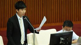 議員質疑民眾黨人士持有台北燈節外套台北市議會15日下午進行市政總質詢，社會民主黨市議員苗博雅（左）指出，台北市政府官員為宣傳台北燈節所製作、穿在身上的外套，台灣民眾黨從上到下幾乎人手一件。中央社記者鄭傑文攝　109年6月15日