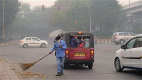印度空汙 清潔工人戴毛巾遮口鼻掃街印度國家首都區空汙再度惡化到「嚴重」等級，14日上午一些買不起口罩的清潔工人戴著毛巾遮住口鼻，清掃街道。中央社記者康世人新德里攝  108年11月14日