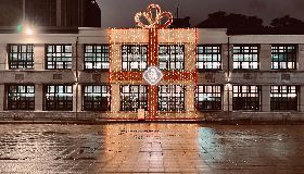 松菸13公尺高禮物盒　燈光裝置犒賞迎