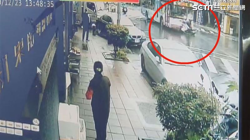 公車疑「搶快」撞警用機車？畫面曝光