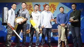 嘉義6名斜槓青農  成立硬漢農作品牌青農攝影師黃名毅（右3）以多年行銷包裝經驗，結合其他5名在地斜槓青農，23日舉辦「硬漢農作」品牌成立暨產品發表會。中央社記者蔡智明攝  109年12月23日