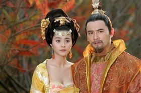 《大唐芙蓉園》中飾演楊貴妃的范冰冰及飾演唐玄宗的趙文瑄。（圖／《大唐芙蓉園》劇照）