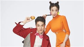 伊林娛樂歡樂馬戲團賀卡。（圖／伊林娛樂提供）
何篤霖變身馬戲團團長。（圖／伊林娛樂提供）
陳信維（左）、蔡淑臻（右）都將投入新作品拍攝。（圖／伊林娛樂提供）