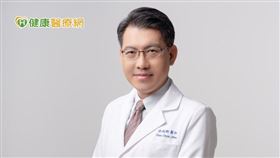 許超群主任說，過去成人嚴重型氣喘使用生物製劑治療的健保給付規範較嚴格，部分病人因嚴重度未達標準，僅能繼續使用口服類固醇並忍受其副作用。所幸今年11月起，放寬18歲以上成人嚴重型氣喘生物製劑給付限制。