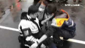 北市公車闖紅燈　員警遭撞鼻血直流