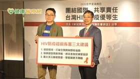 台灣愛滋病感染者逐年遞減，隨著社會大眾對疾病認識增加，也降低了歧視問題，展現高水準防治成績的同時，專家也呼籲感染者千萬別鬆懈，最好逐漸回到疫情前的頻率，按時篩檢、穩定治療。
