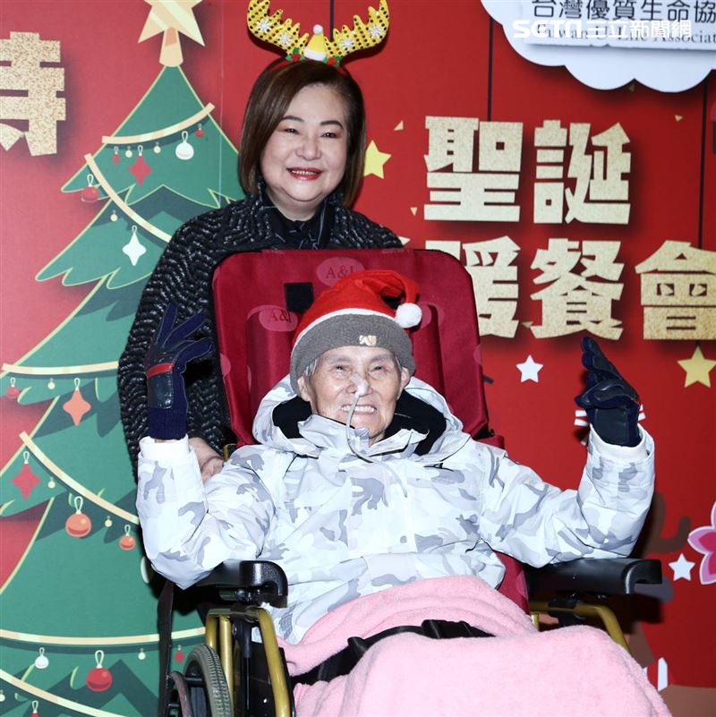 台灣優質生命協會弱勢長者聖誕圍爐藝人文夏、文香、李珮菁、李炳輝、林松義、林沖、司馬玉嬌、許仙姬、龔蓮華、陳麗卿、唐玲出席參加。（圖／記者楊澍攝影）