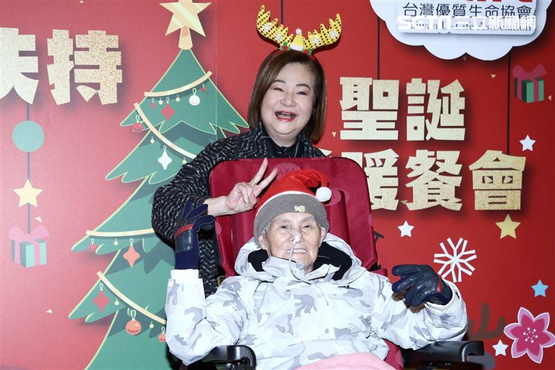 台灣優質生命協會弱勢長者聖誕圍爐藝人文夏、文香、李珮菁、李炳輝、林松義、林沖、司馬玉嬌、許仙姬、龔蓮華、陳麗卿、唐玲出席參加。（圖／記者楊澍攝影）