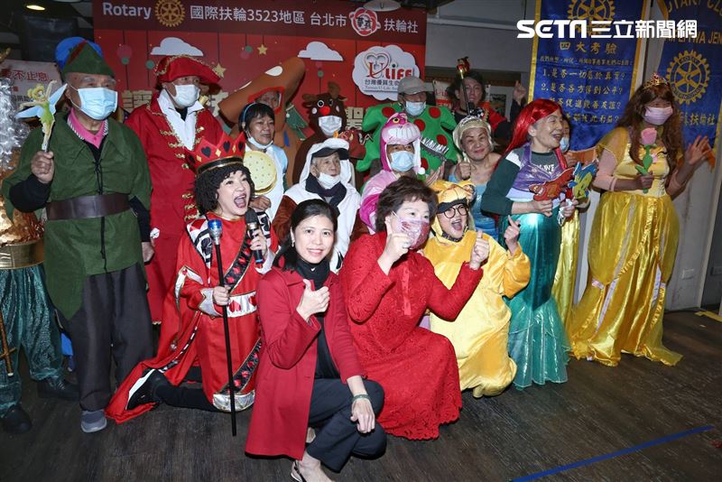 台灣優質生命協會弱勢長者聖誕圍爐藝人文夏、文香、李珮菁、李炳輝、林松義、林沖、司馬玉嬌、許仙姬、龔蓮華、陳麗卿、唐玲出席參加。（圖／記者楊澍攝影）