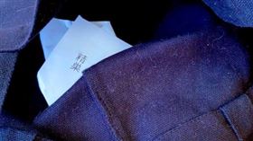 往右拉線便當袋內有張寫著「精巢」的不明收據。（圖／翻攝自ScratchLoveCat推特）