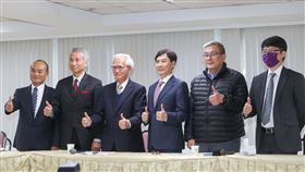 大同高層人事定案  新團隊亮相大同公司23日在台北舉行新任董事長暨總經理就任記者會，新任董事長盧明光（左3）、總經理鍾依文（右3）、大股東王光祥（左2）等出席與會，也是新經營團隊首次亮相。中央社記者裴禛攝  109年12月23日