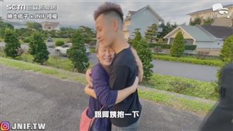 買車送母嘆陪伴少　流淚後悔叛逆期